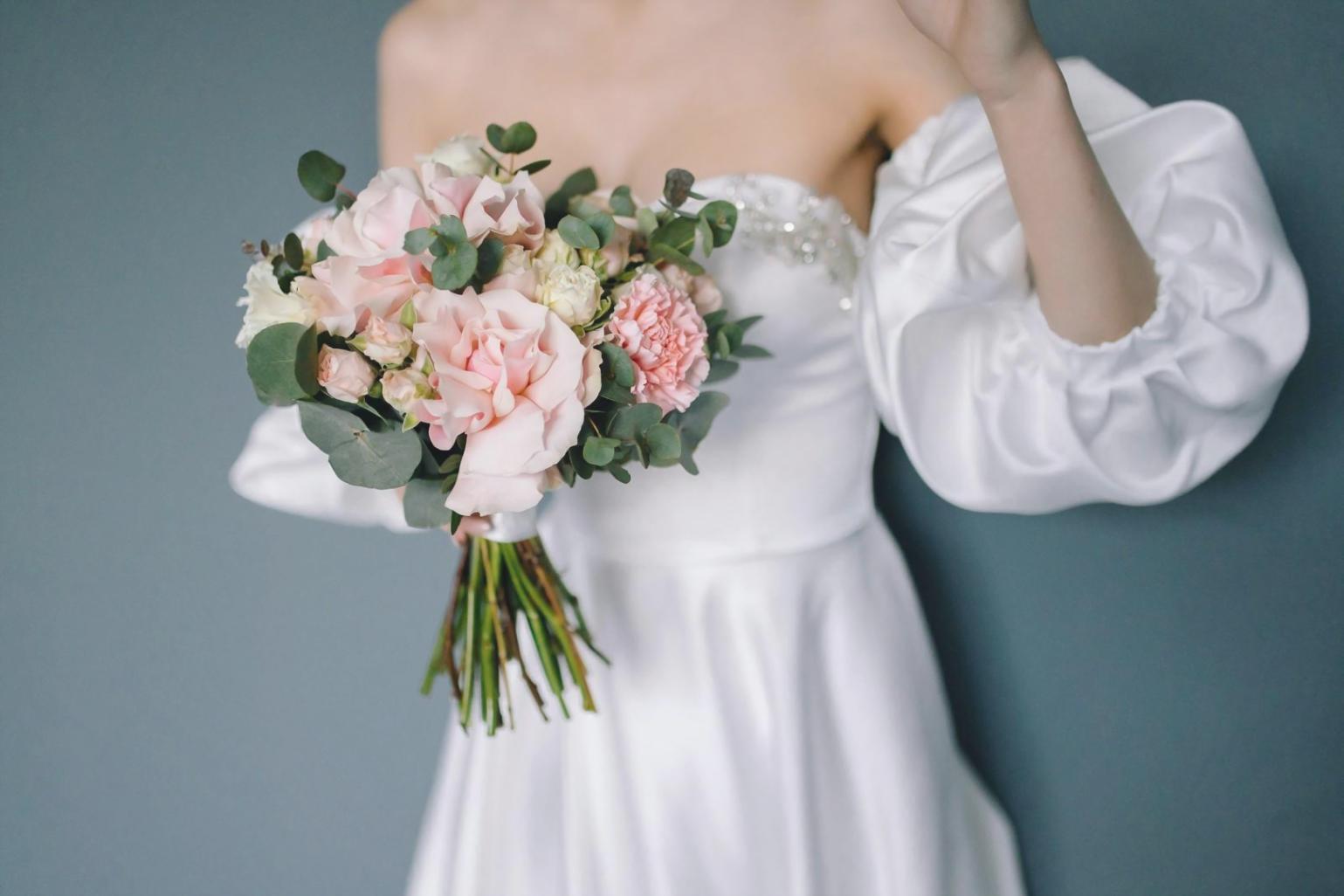 Elegant restaurant table centerpiece showcasing dining-specific floral arrangement expertise